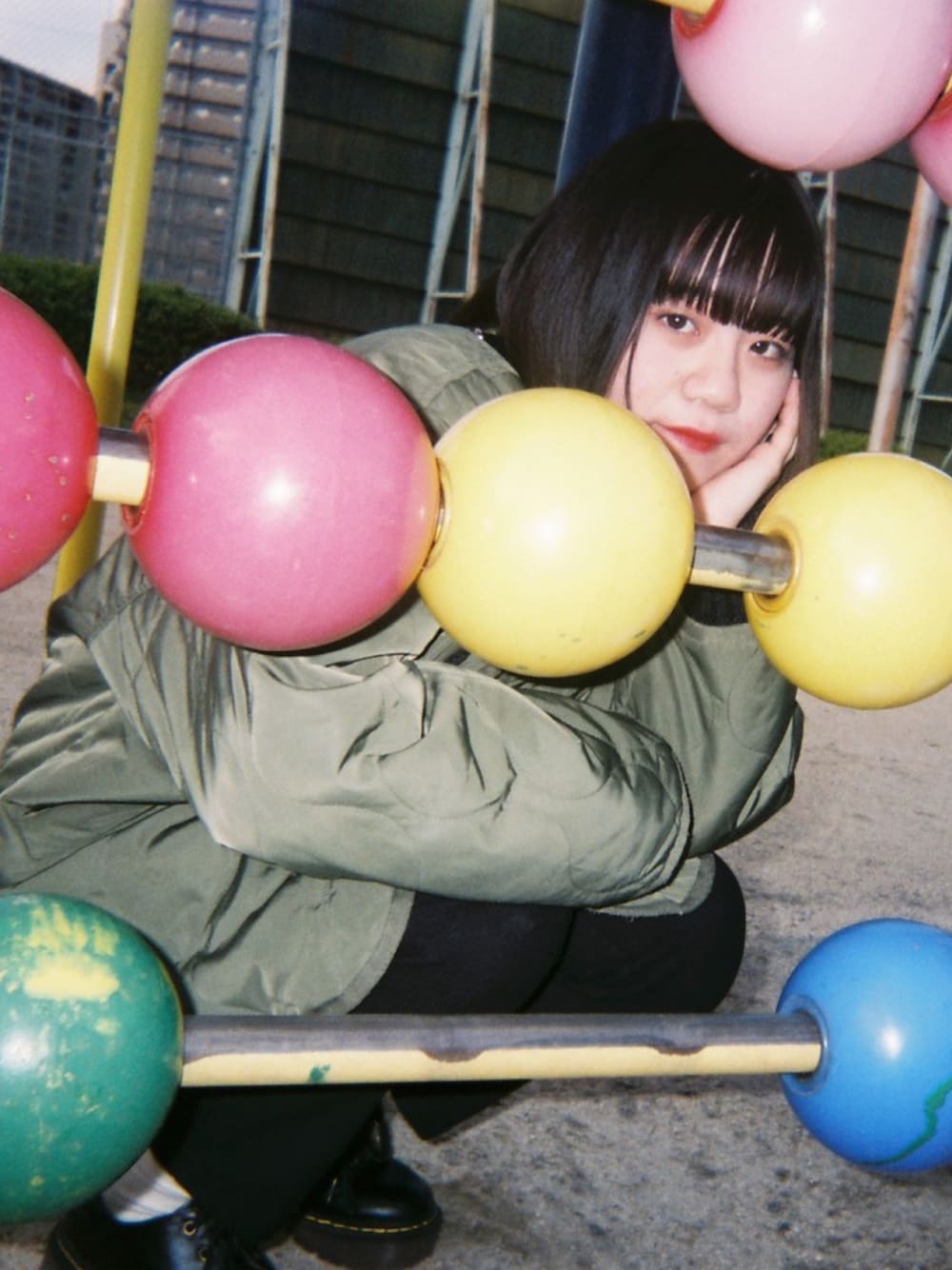 「カジュアルコーデ、休日コーデ、お洒落さんとつながりたい、フィルムカメラ、フィルム写真、フィルム」｜「GUのアイテム（パンツ、ブラック系）」を使った、くれはさん（レディース・149cm）の冬コーディネートの1枚目の写真