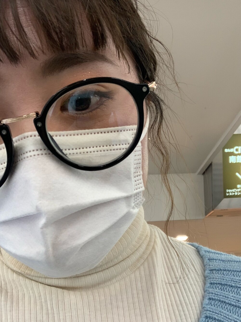 「お洒落さんとつながりたい、春色、休日スタイル、低身長コーデ、低身長女子、ニット、タートルネック、眼鏡、伊達メガネ」｜「Latticeのアイテム（メガネ、ブラック系）」を使った、くれはさん（レディース・149cm）の春コーディネートの1枚目の写真