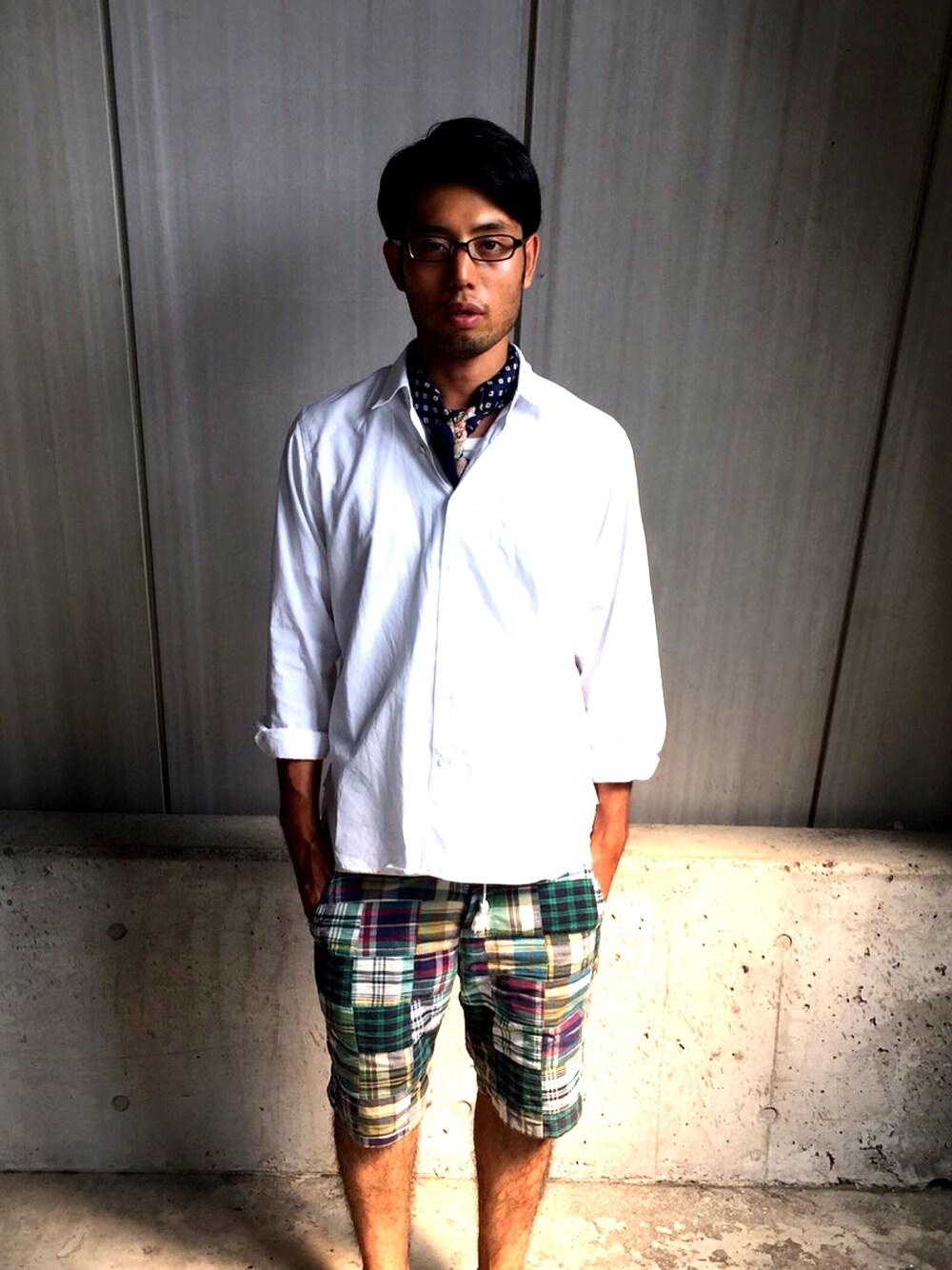 ホワイト系のシャツ/ブラウスを着用したメンズの夏コーディネートの1枚目の写真