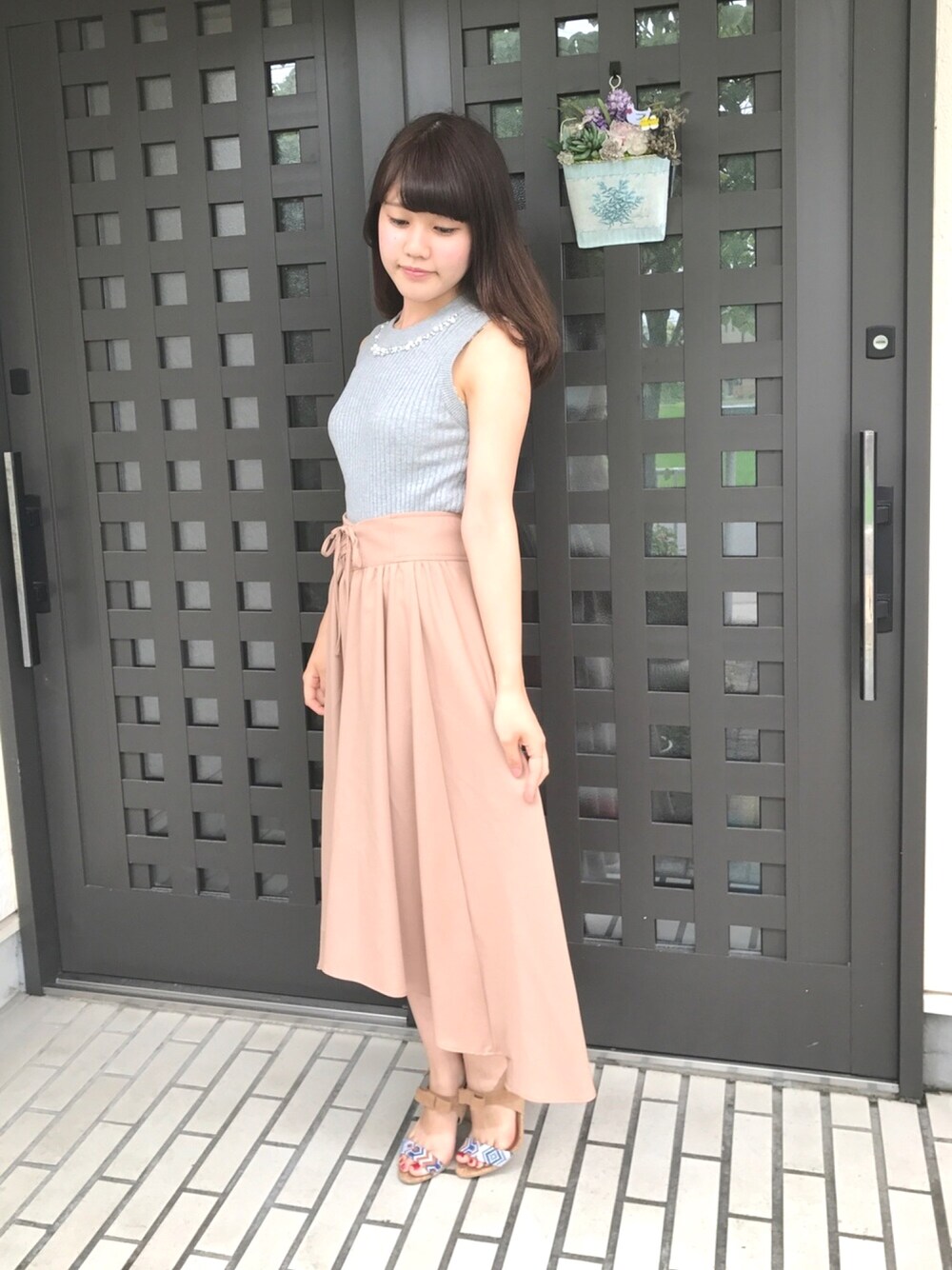 「INGNI、夏コーデ、休日スタイル、シンプル、オトナ女子、チビーズ✳︎、ベージュスカート、ノースリーブ」｜「ビジューつきニット♡のアイテム（ニット/セーター、グレー系）」を使った、yuriさん（レディース・151cm）の夏コーディネートの1枚目の写真