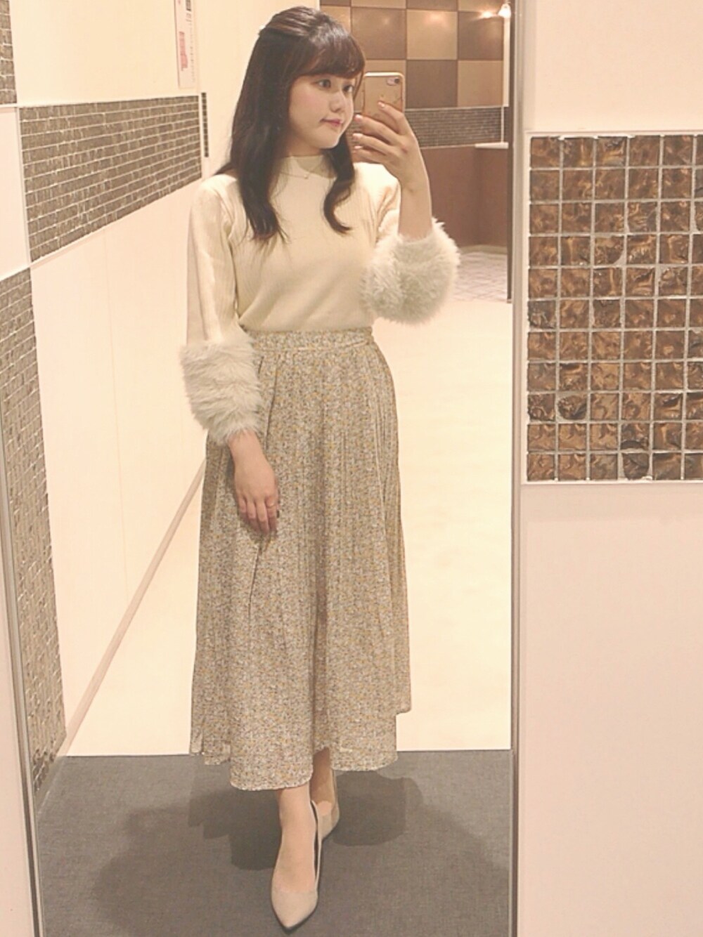 「ベージュ、プリーツスカート、natural couture、白トップス、低身長、春コーデ、春色、きれいめカジュアル、シンプル、花柄」｜「natural coutureの小花柄消しプリーツスカート（スカート、ホワイト系）」を使った、yuriさん（レディース・151cm）の春コーディネートの1枚目の写真