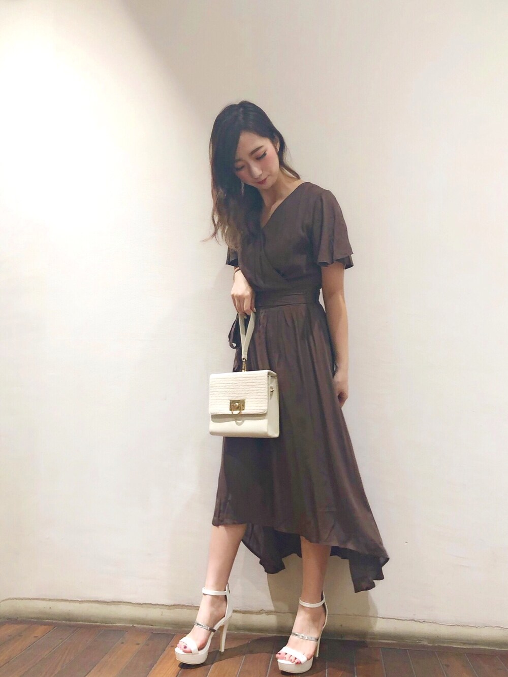 「LIPSERVICEのラッフルスリーブミディフレアワンピース（ワンピース、ブラウン系）」を使った、Reina¨̮♡さん（レディース・153cm）の夏コーディネートの1枚目の写真