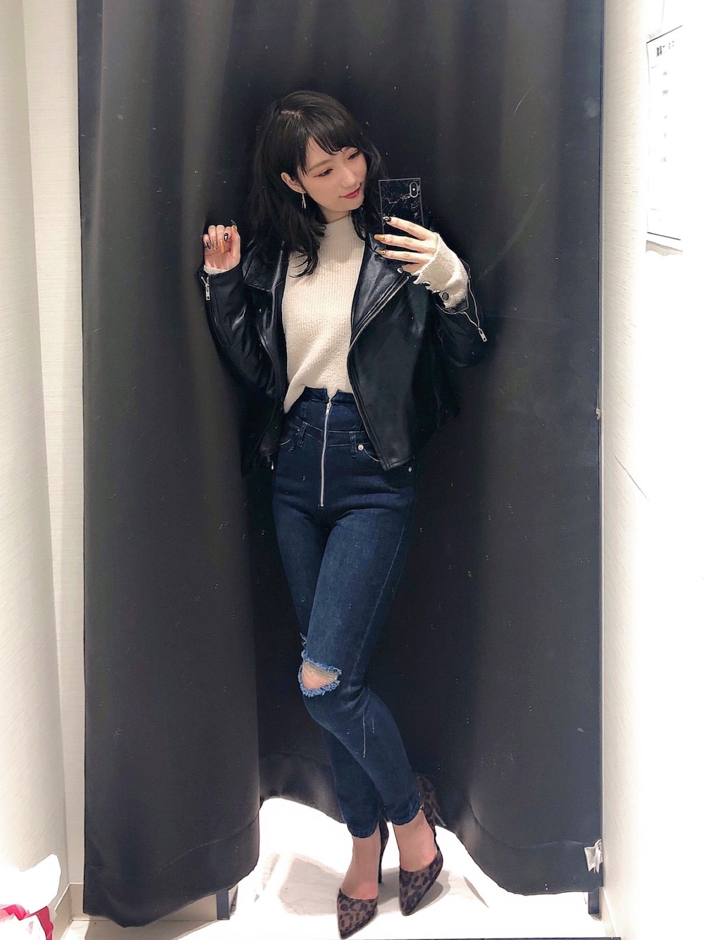 「LIPSERVICEのフロントZIPスキニーDenimパンツ（デニムパンツ、ブラック系）」を使った、Reina¨̮♡さん（レディース・152cm）の秋コーディネートの1枚目の写真