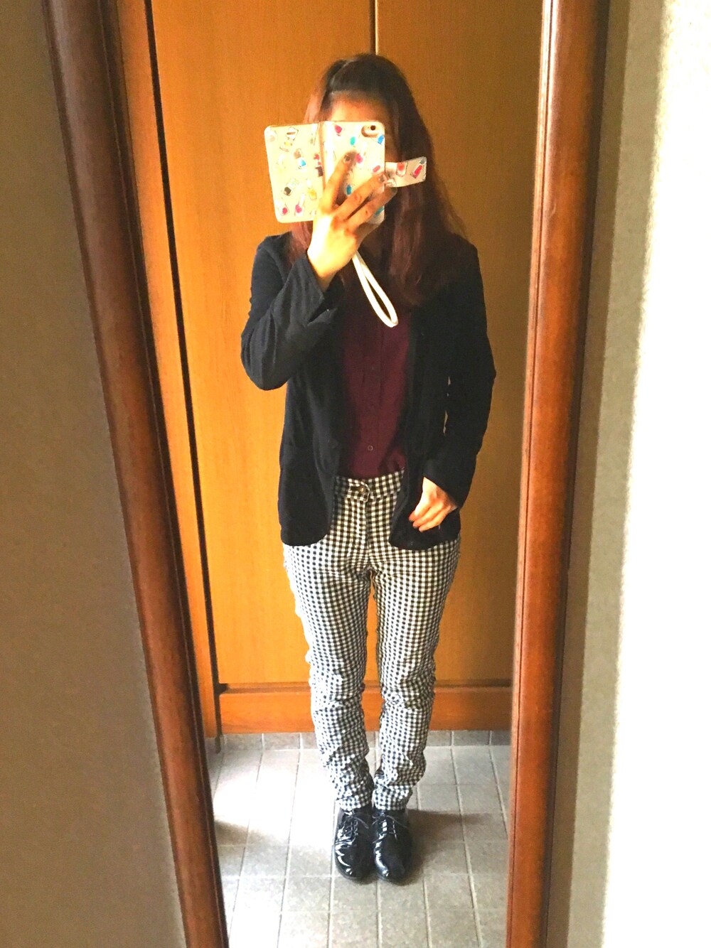 「ワインレッドシャツ、チェックパンツ、シックに大人モード」｜「GUのアイテム（シャツ/ブラウス、レッド系）」を使った、らなさん（レディース・155cm）の秋コーディネートの1枚目の写真