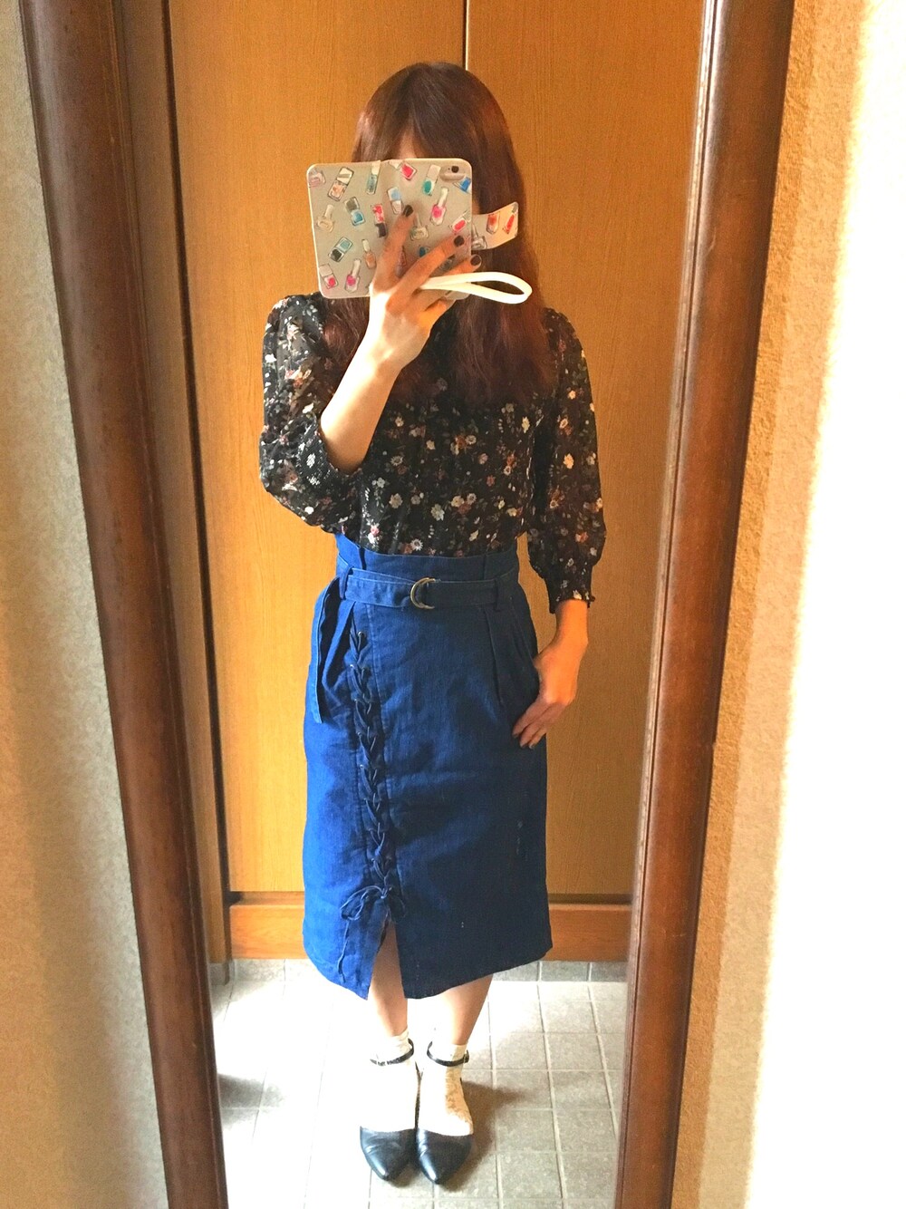 「レース靴下、花柄ブラウス、タイトスカート、wcloset」｜「ARROWのアイテム（シャツ/ブラウス、ブラック系）」を使った、らなさん（レディース・155cm）の秋コーディネートの1枚目の写真