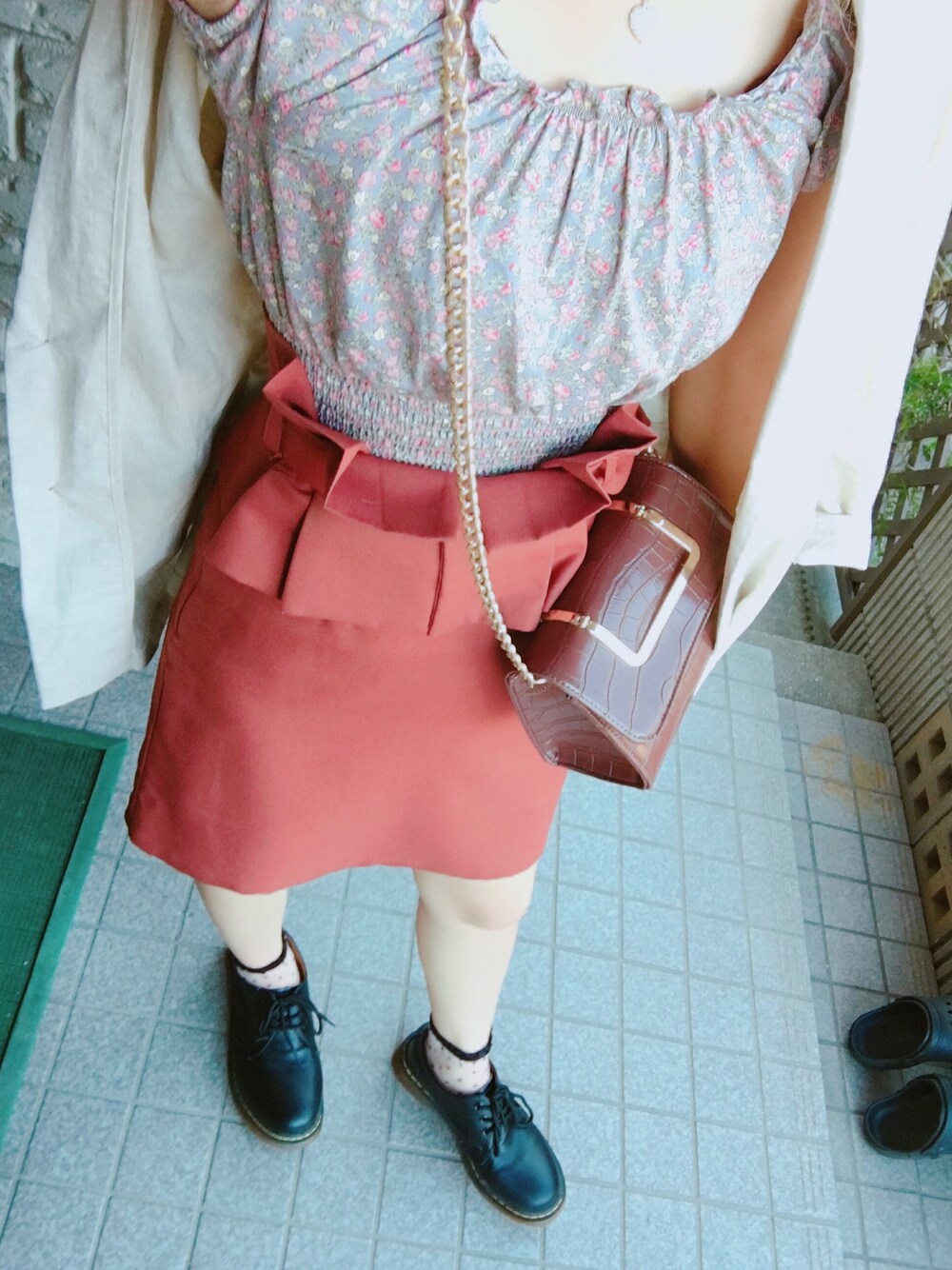 「秋モード、Kastane、archives、who's who chico、オフショル、コルセットスカート」｜「Kastaneのウエストギャザーオフショルブラウス（シャツ/ブラウス、グレー系）」を使った、らなさん（レディース・155cm）の夏コーディネートの1枚目の写真