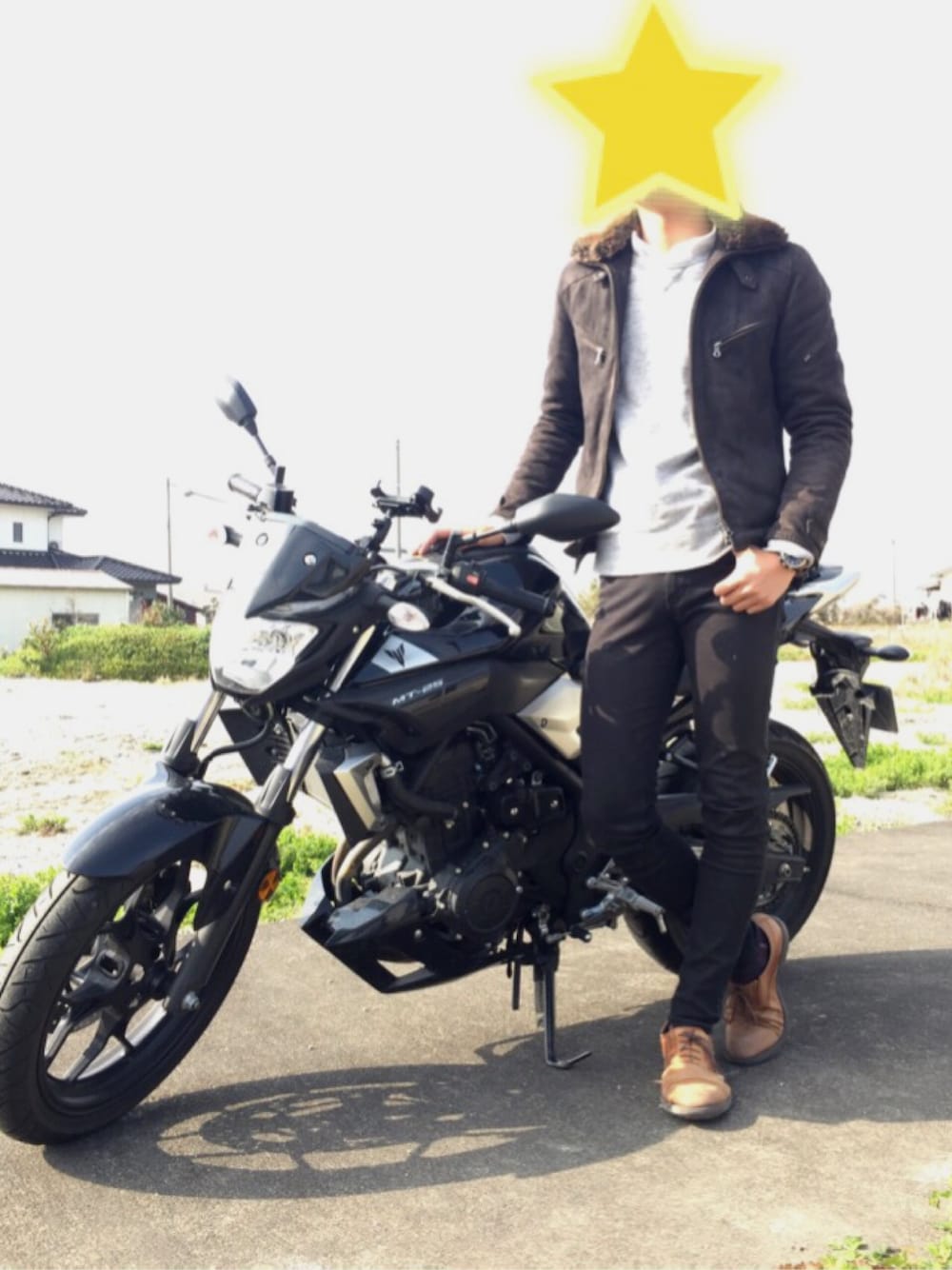 「ユニクロ、スキニー、フォッシル、スウェットシャツ、シャツ、YAMAHA、MTー25」｜「どこかわからないのアイテム（ブルゾン、ブラック系）」を使った、ダイナミックエリオさん（メンズ・175cm）の春コーディネートの1枚目の写真
