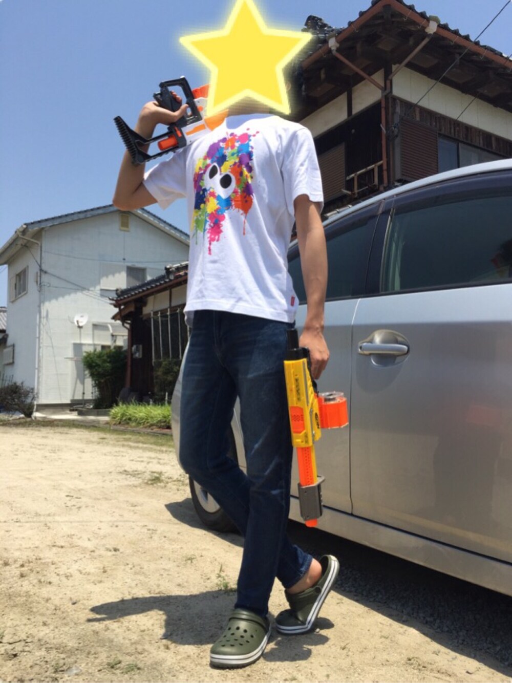 「ユニクロ、ナーフ、Tシャツ、ジーンズ、ジョガーパンツ」｜「UNIQLOのアイテム（Tシャツ/カットソー、ホワイト系）」を使った、ダイナミックエリオさん（メンズ・175cm）の春コーディネートの1枚目の写真