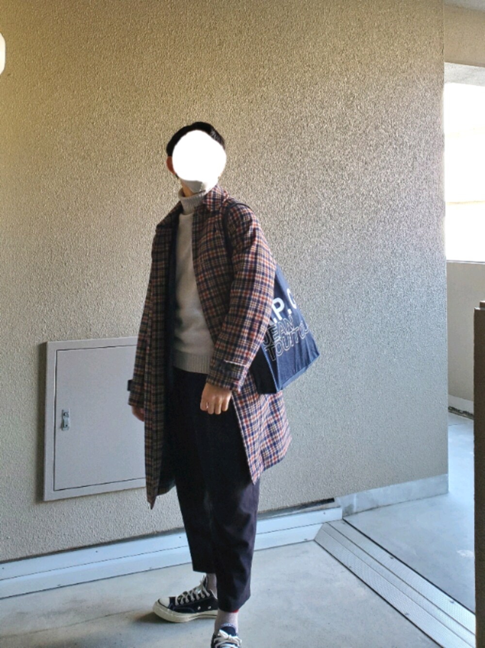 「チェックコート、タートルネックニット、WYM、セットアップ、CT70s、トートバッグ、ワイドパンツ、バレンタイン、いいね、save、フォローお願いします🤑、相互フォロー」｜「UNITED ARROWSのアイテム（ステンカラーコート、その他）」を使った、muuさん（メンズ・174cm）の冬コーディネートの1枚目の写真
