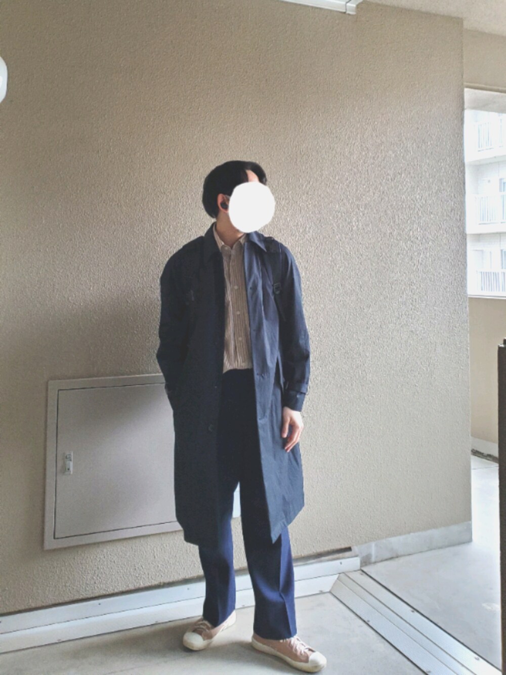「アンルート、ユナイテッドアローズ、春コート、はるコーデ、休日スタイル、ムーンスター、コートスタイル、ステンカラーコート、いいね、save、フォローお願いします🤑、相互フォロー」｜「UNIQLOのストライプスタンドカラーシャツ（長袖）（シャツ/ブラウス、ベージュ系）」を使った、muuさん（メンズ・174cm）の春コーディネートの1枚目の写真