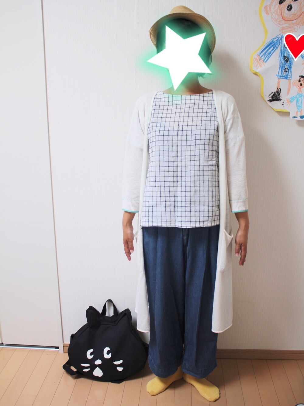 ホワイト系のシャツ/ブラウス、ホワイト系のカーディガン/ボレロ、ブルー系のその他パンツを着用したレディースの夏コーディネートの1枚目の写真