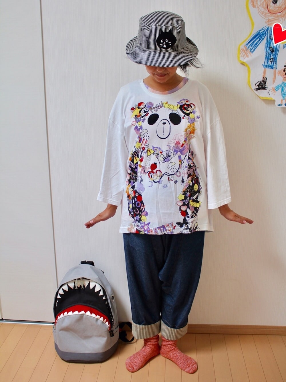 ピンク系のTシャツ/カットソー、ホワイト系のTシャツ/カットソー、ブルー系のデニムパンツを着用したレディースの夏コーディネートの1枚目の写真
