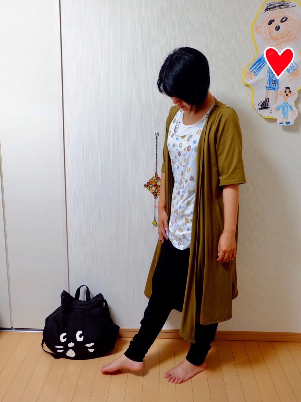 グリーン系のカーディガン/ボレロ、ホワイト系のタンクトップ、ブラック系のその他パンツを着用したレディースの夏コーディネートの1枚目の写真