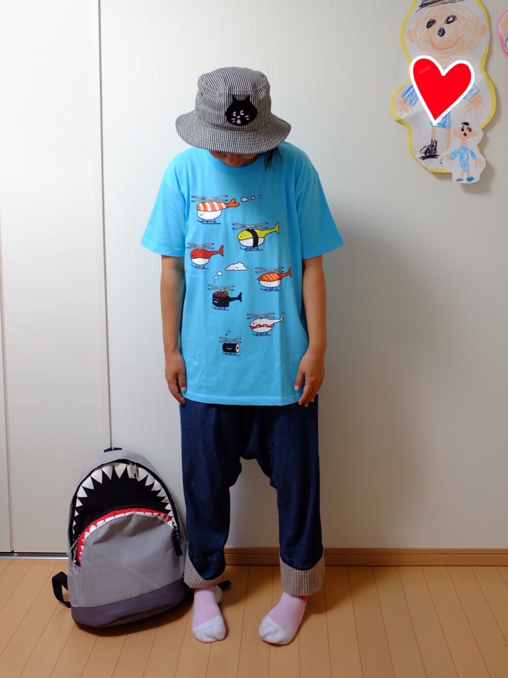 ブルー系のTシャツ/カットソー、ブルー系のデニムパンツ、グレー系のバックパック/リュックを着用したレディースの夏コーディネートの1枚目の写真