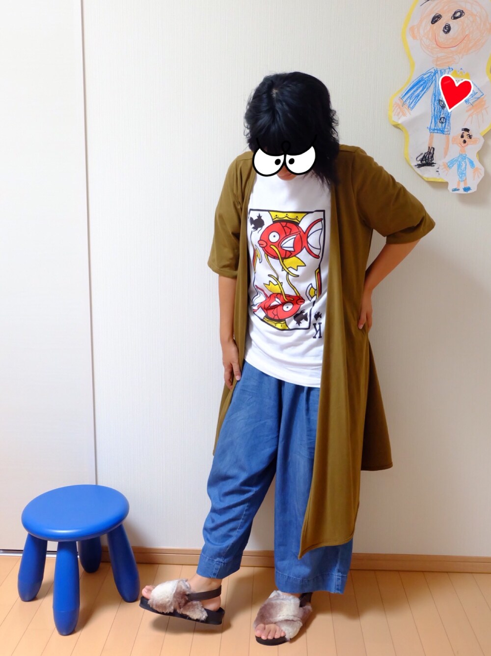 ホワイト系のTシャツ/カットソー、グリーン系のカーディガン/ボレロ、ブルー系のその他パンツを着用したレディースの秋コーディネートの1枚目の写真