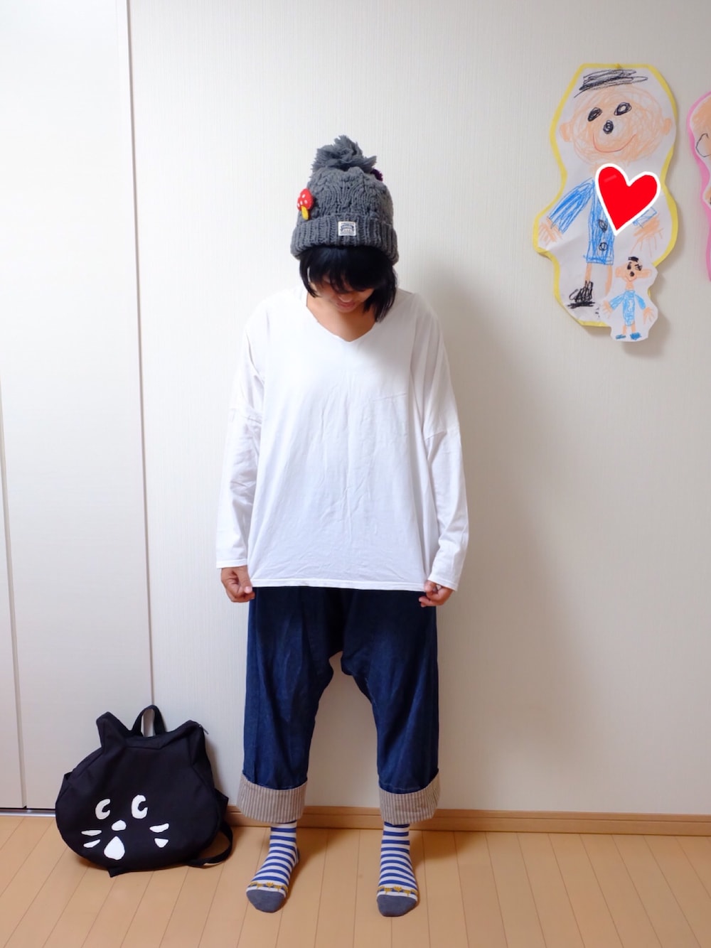「アラフォーママコーデ、男の子ママ、ゆるコーデ、ゆるパンツ、ニット帽、きのこ、ムーミン、にゃー、ne-net、シンプルコーデ」｜「roughのアイテム（ニットキャップ/ビーニー、グレー系）」を使った、ちぇぶさんさん（レディース・154cm）の秋コーディネートの1枚目の写真