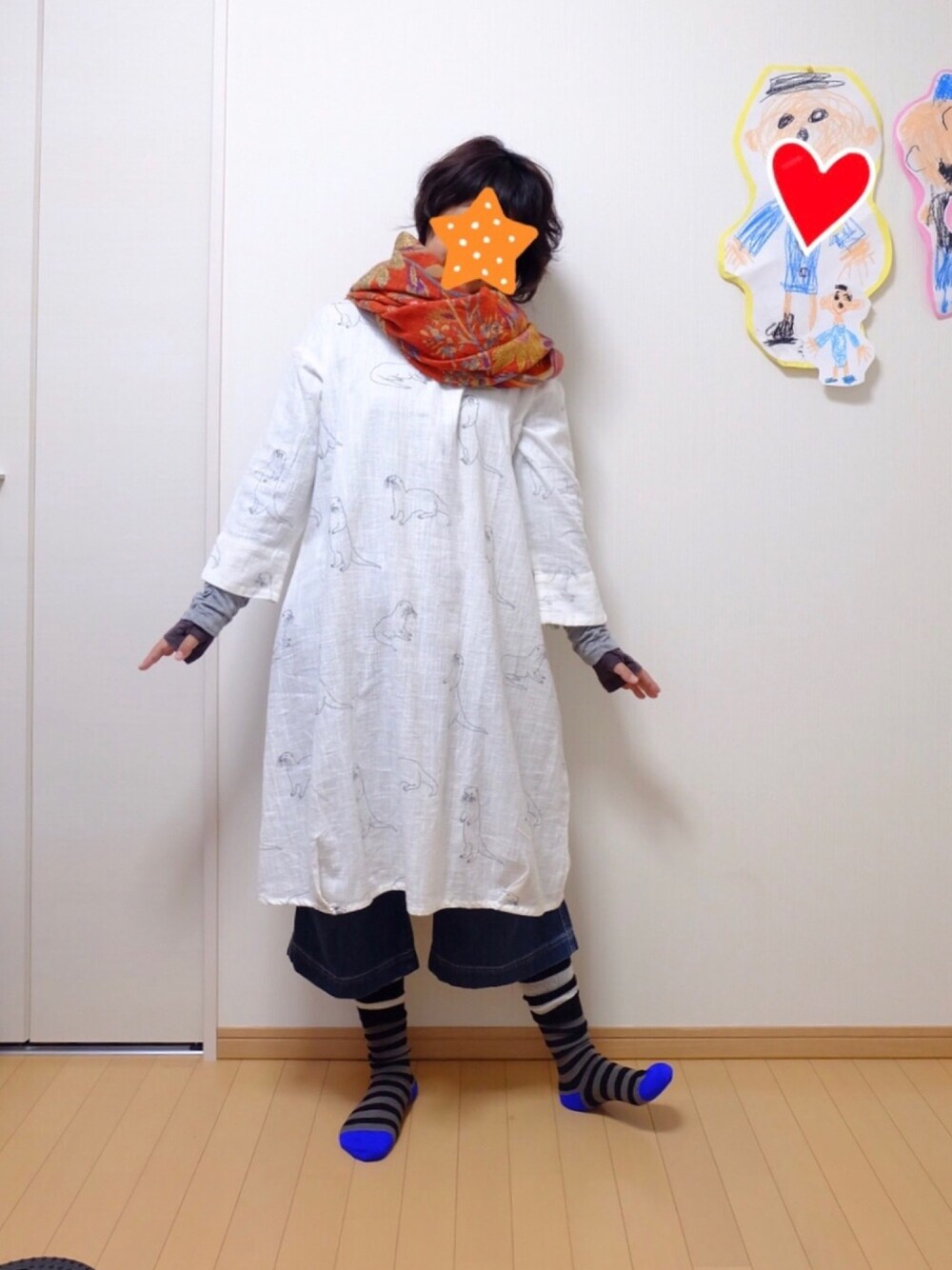 「アラフォーママコーデ、男の子ママ、ゆるコーデ、AS KNOW AS、fillil、ワンピース、ゆるパンツ、しましまソックス、おこじょワンピース、冬」｜「AS KNOW AS plusのアイテム（ストール/ショール、オレンジ系）」を使った、ちぇぶさんさん（レディース・154cm）の冬コーディネートの1枚目の写真