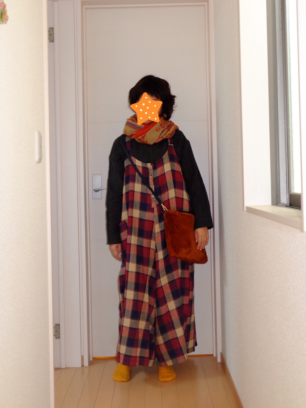 「アラフォーママコーデ、男の子ママ、ゆるコーデ、ゆるパンツ、AS KNOW AS、fillil、ファーバッグ、サロペット、妊婦ではありません、冬」｜「AS KNOW AS plusのアイテム（ストール/ショール、オレンジ系）」を使った、ちぇぶさんさん（レディース・154cm）の冬コーディネートの1枚目の写真