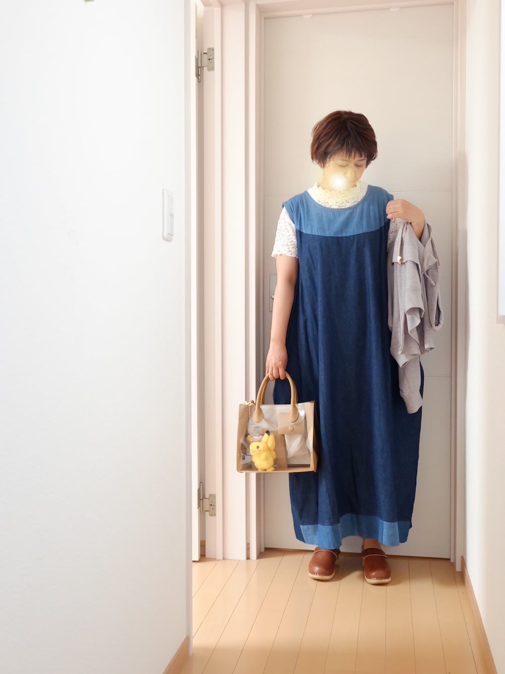 ホワイト系のTシャツ/カットソー、グレー系のパーカー、ブルー系のワンピース/ドレスを着用したレディースの春コーディネートの1枚目の写真