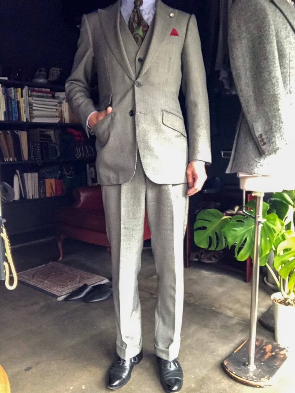 「ビジネススタイル、スーツスタイル、スリーピース、フィボナッチ紳士洋品店、宮城興業、堀口切子、40代ファッション、バーズアイ、オーダースーツ、ペイズリー」｜「dunhillのアイテム（ネクタイ、ブラウン系）」を使った、郷間 裕さん（メンズ・170cm）の冬コーディネートの1枚目の写真