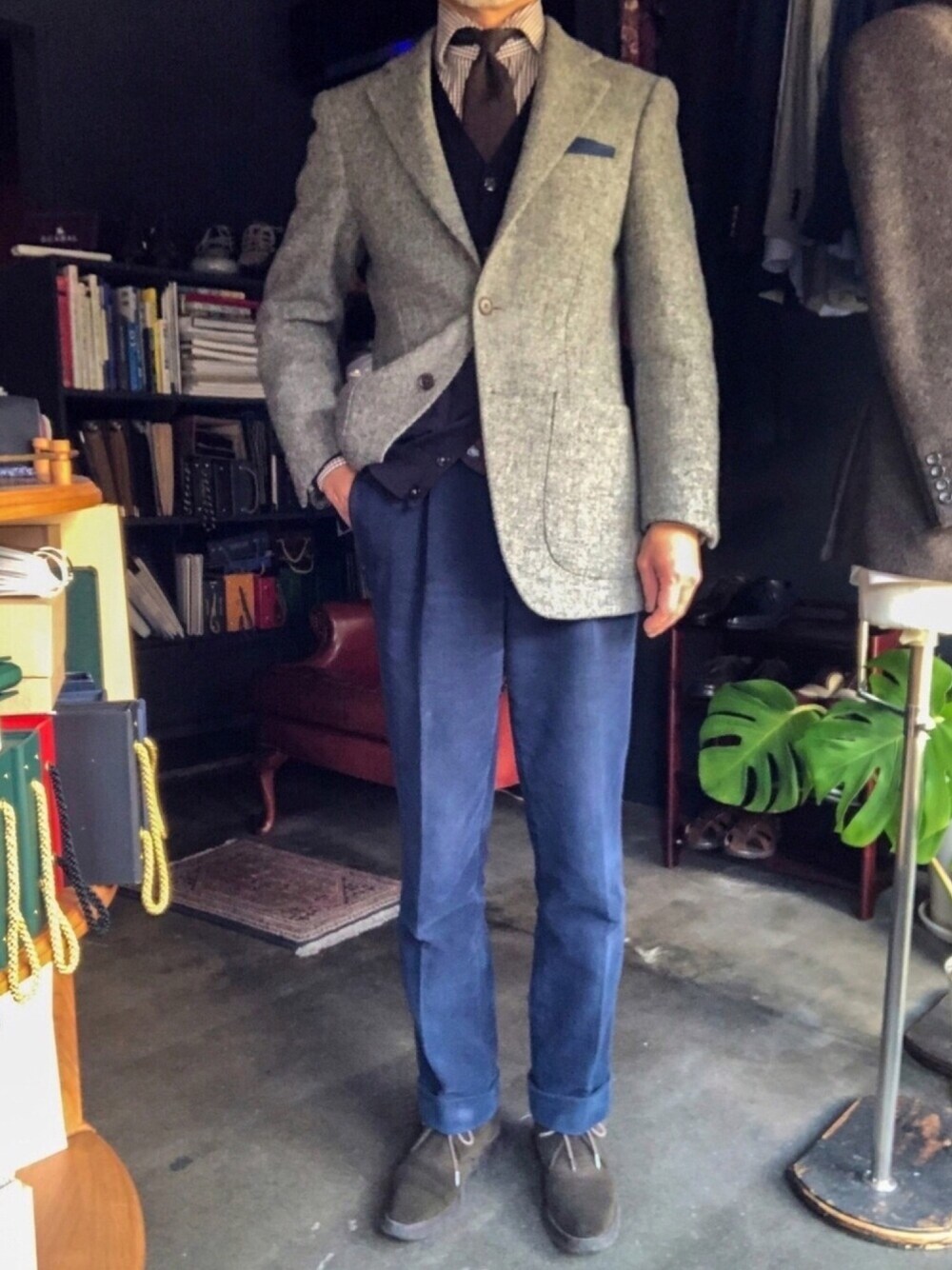 「ツイードジャケット、モールスキンパンツ、ジャケットスタイル、ジャケパン、フィボナッチ紳士洋品店、40代ファッション、オーダージャケット、ビジネスカジュアル」｜「Fibonacciのアイテム（ビジネスシャツ、ブラウン系）」を使った、郷間 裕さん（メンズ・170cm）の冬コーディネートの1枚目の写真