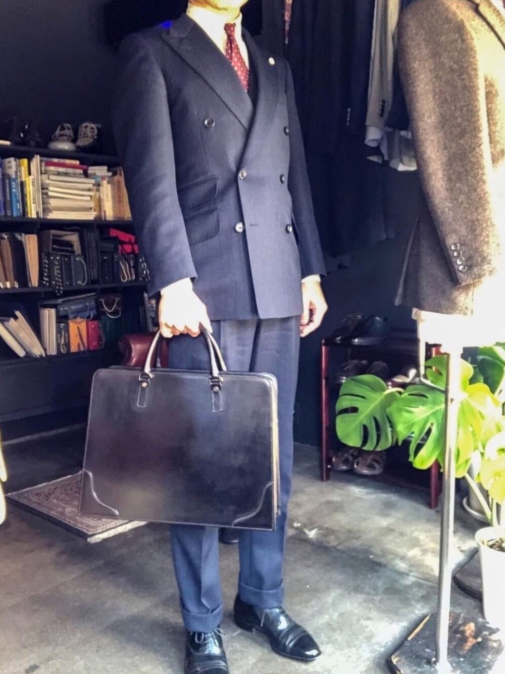 「ビジネススタイル、スーツスタイル、スリーピース、フィボナッチ紳士洋品店、40代ファッション、大峡製鞄、ビジネスバッグ、堀口切子、ブリーフケース、私の推しブランド」｜「S.T. Dupontのアイテム（ネクタイ、レッド系）」を使った、郷間 裕さん（メンズ・170cm）の冬コーディネートの1枚目の写真