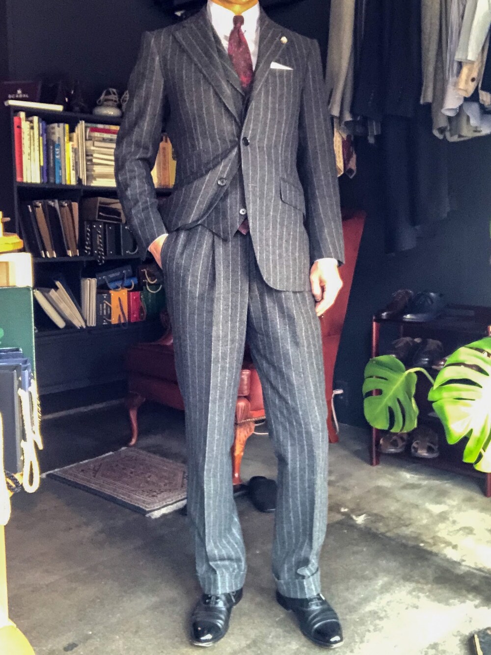 「ビジネススタイル、スーツスタイル、フランネルスーツ、スリーピース、40代ファッション、フィボナッチ紳士洋品店、オーダースーツ、宮城興業、堀口切子」｜「DRAKE'Sのアイテム（ネクタイ、ブラウン系）」を使った、郷間 裕さん（メンズ・170cm）の冬コーディネートの1枚目の写真