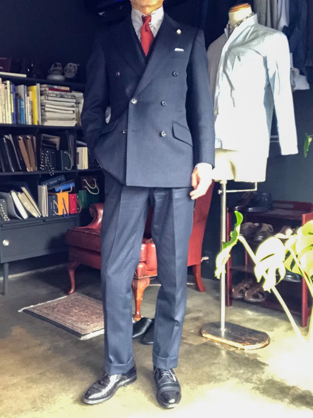 「ビジネススタイル、スーツスタイル、スリーピース、ダブルブレスト、40代ファッション、フィボナッチ紳士洋品店、宮城興業、オーダースーツ、堀口切子、ブリティッシュスタイル」｜「NICKYの裏地のない三つ巻(スフォデラート)仕様のネクタイ（ネクタイ、オレンジ系）」を使った、郷間 裕さん（メンズ・170cm）の春コーディネートの1枚目の写真