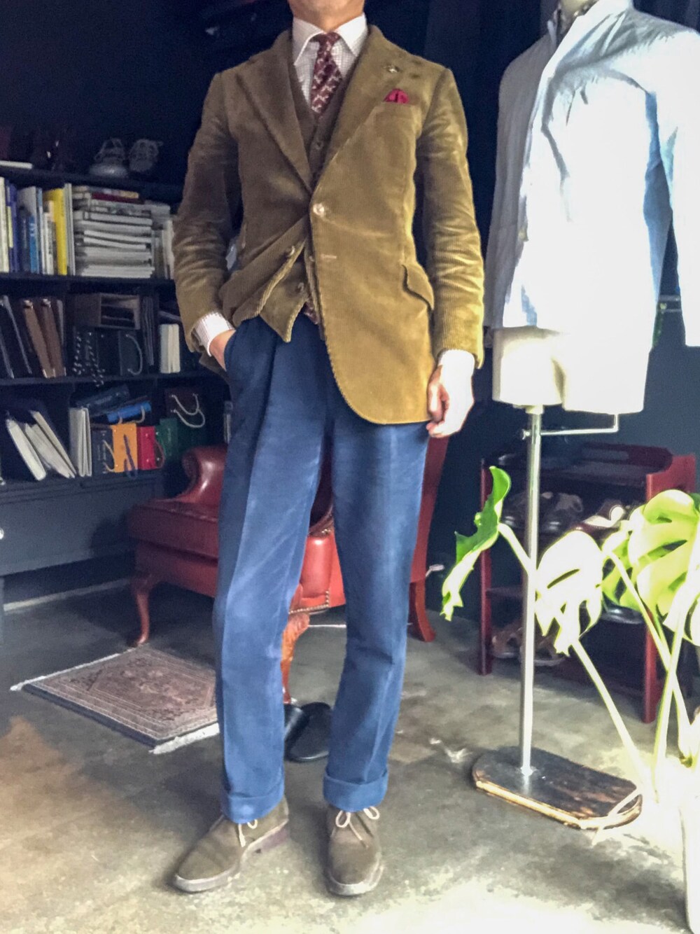 「ビジネスカジュアル、ジャケパン、ジャケパンスタイル、コーデュロイジャケット、モールスキンパンツ、40代ファッション、フィボナッチ紳士洋品店、タッターソールチェック、チャッカブーツ、オーダージャケット」｜「Fibonacciのアイテム（スーツセット、ブラウン系）」を使った、郷間 裕さん（メンズ・170cm）の春コーディネートの1枚目の写真