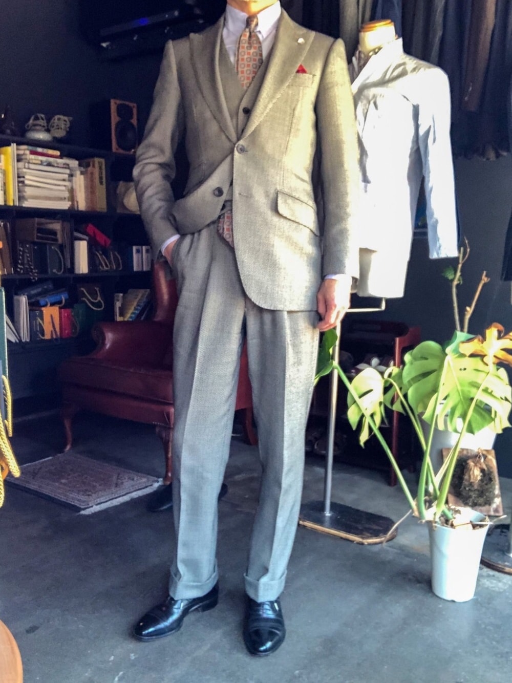 「ビジネススタイル、スリーピース、バーズアイ、フィボナッチ紳士洋品店、オーダースーツ、堀口切子、40代ファッション、スーツスタイル」｜「Fibonacciのメダリオン柄のネクタイ（ネクタイ、ブラウン系）」を使った、郷間 裕さん（メンズ・170cm）の春コーディネートの1枚目の写真