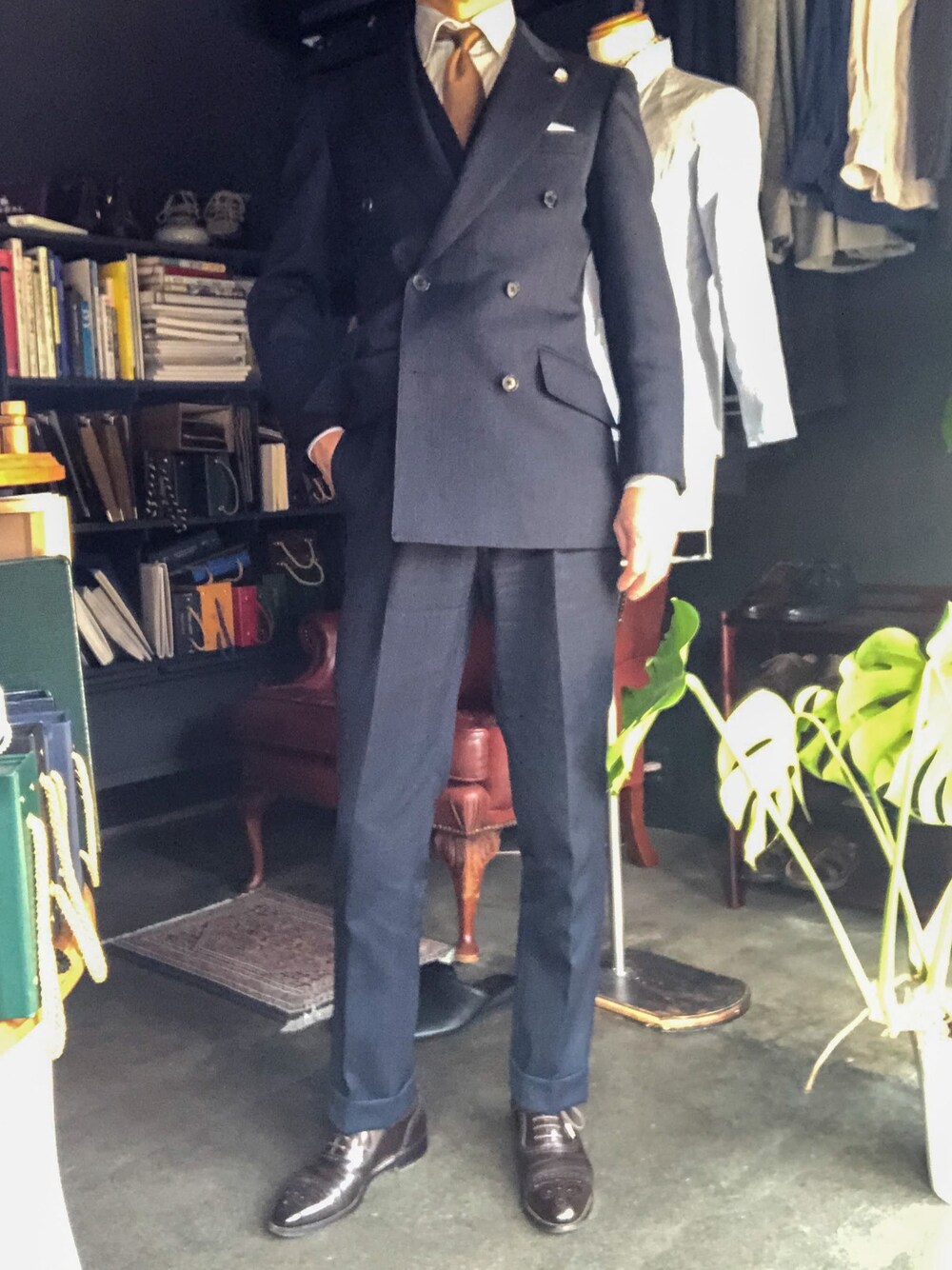 「ビジネススタイル、スーツスタイル、スリーピース、ダブルブレスト、オーダースーツ、フィボナッチ紳士洋品店、堀口切子、宮城興業、40代ファッション」｜「堀口切子の堀口切子のピンズ(ラペルピン)（アクセサリー、その他）」を使った、郷間 裕さん（メンズ・170cm）の春コーディネートの1枚目の写真