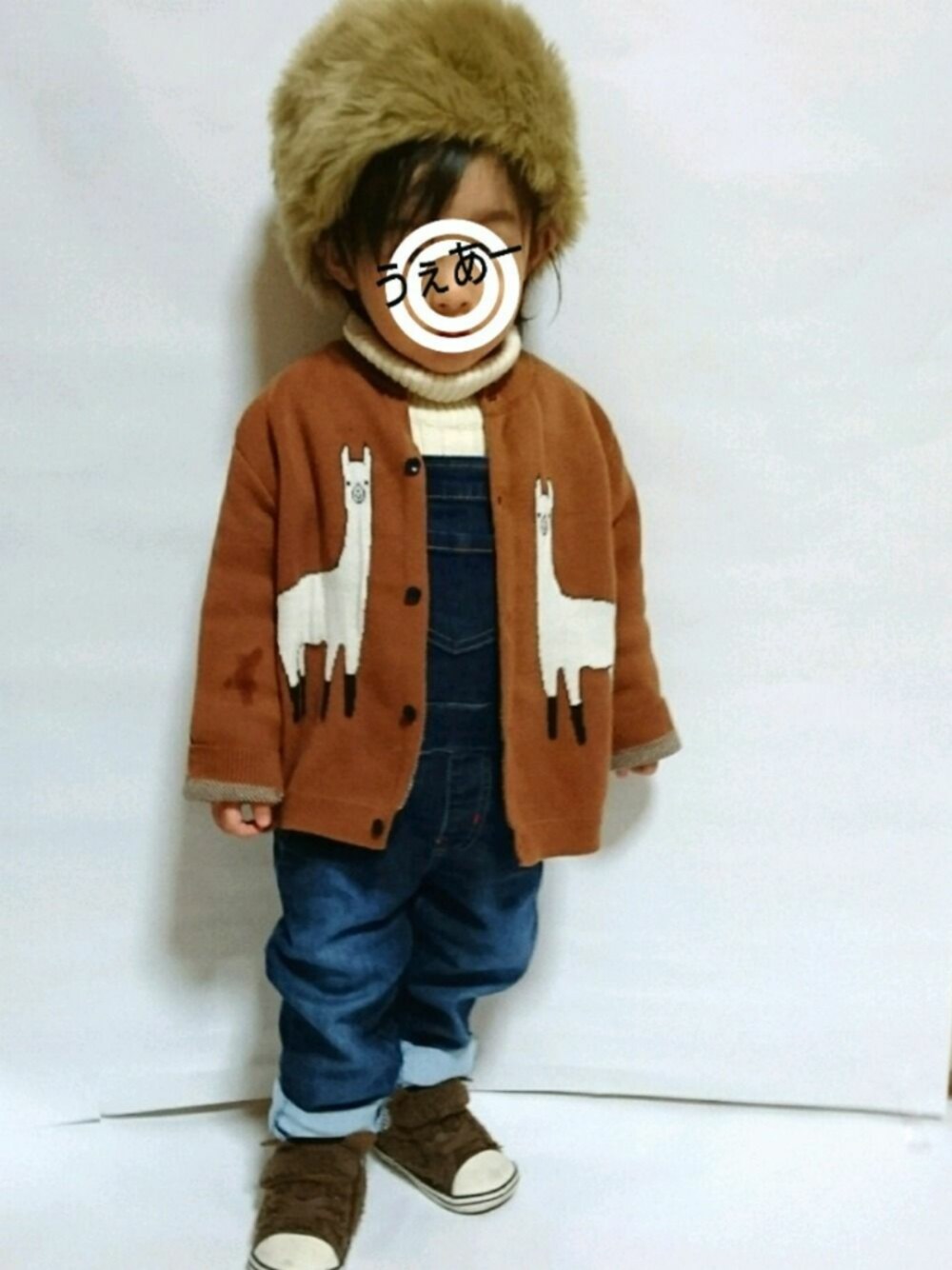 「おとこのこ、韓国子供服、3coins、ロシアン帽、カーディガン、コンバース、オーバーオール、1歳7ヶ月、moujonjon、男の子」｜「tiny cottonsのアイテム（カーディガン/ボレロ、ブラウン系）」を使った、mmhr ʕ•ᴥ•ʔさん（キッズ・80cm）の秋コーディネートの1枚目の写真