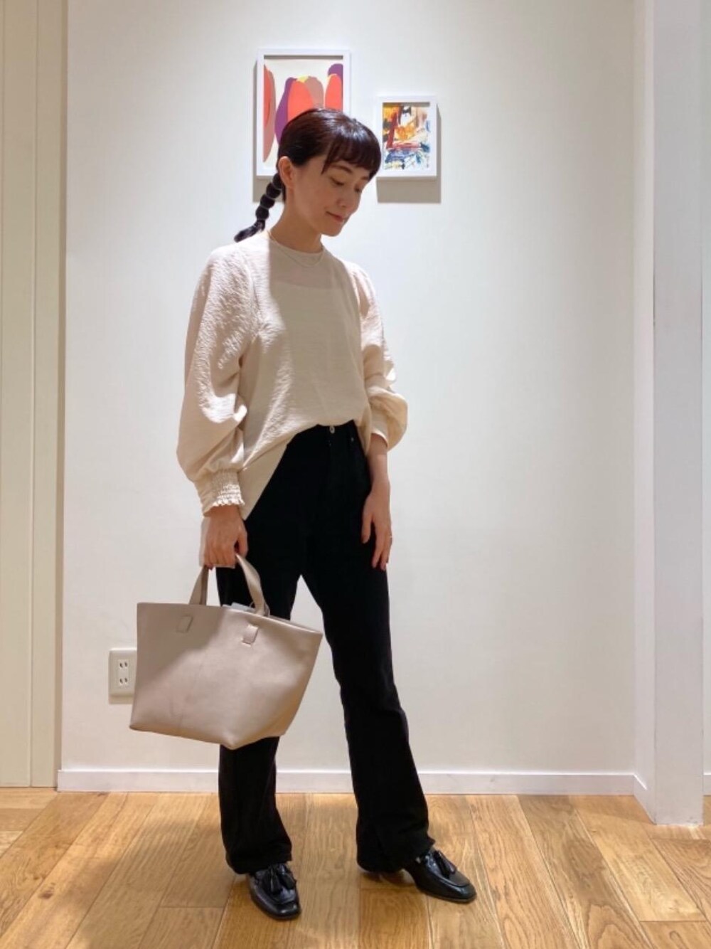 ブラック系のローファー、ベージュ系のショルダーバッグ、ブラック系のデニムパンツを着用したレディースの夏コーディネートの1枚目の写真