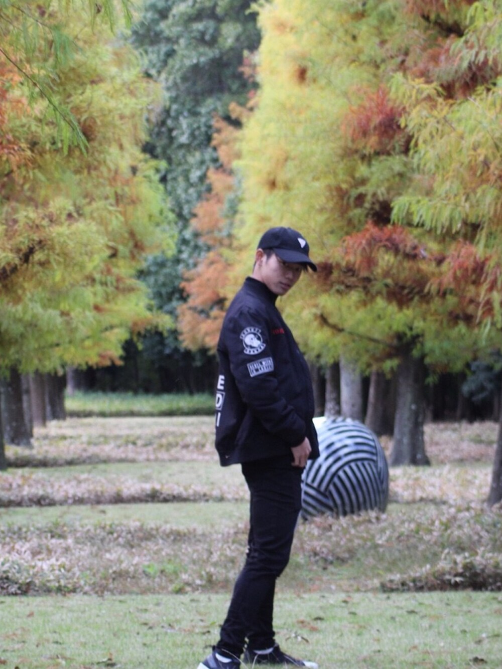 「お洒落さんとつながりたい、シンプル、ストリート、ブラック、スキニーデニム、いいね、save、フォローお願いします🤑、adidas、黒、韓国ファッション、韓国ブランド」｜「Guessの6 PANEL CAP (6パネル キャップ)（キャップ、ブラック系）」を使った、lecさん（メンズ・172cm）の春コーディネートの1枚目の写真