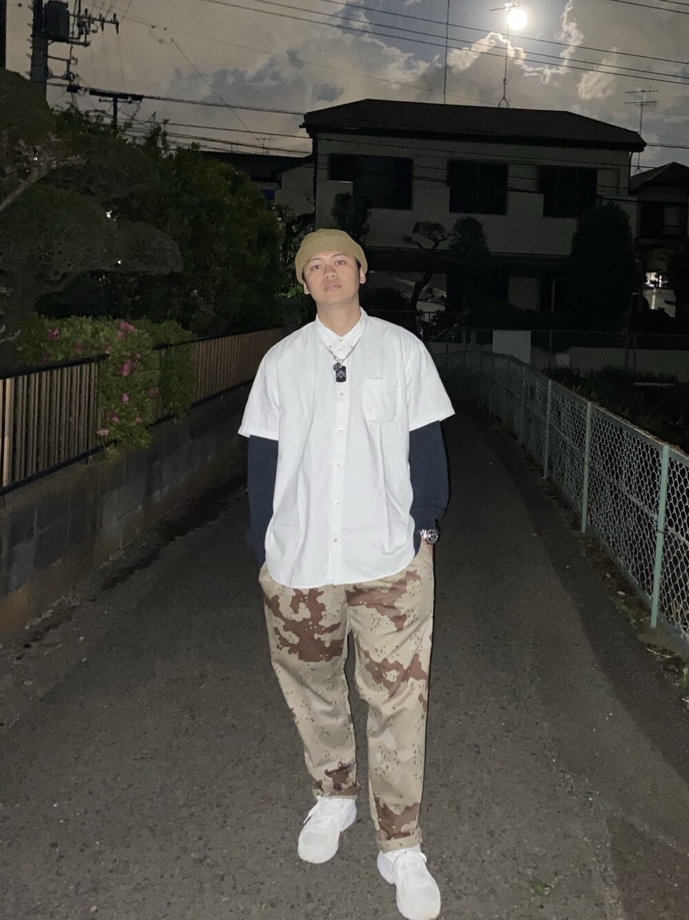ブルー系のシャツ/ブラウス、ブラック系のTシャツ/カットソー、その他のチノパンツを着用したメンズの春コーディネートの1枚目の写真