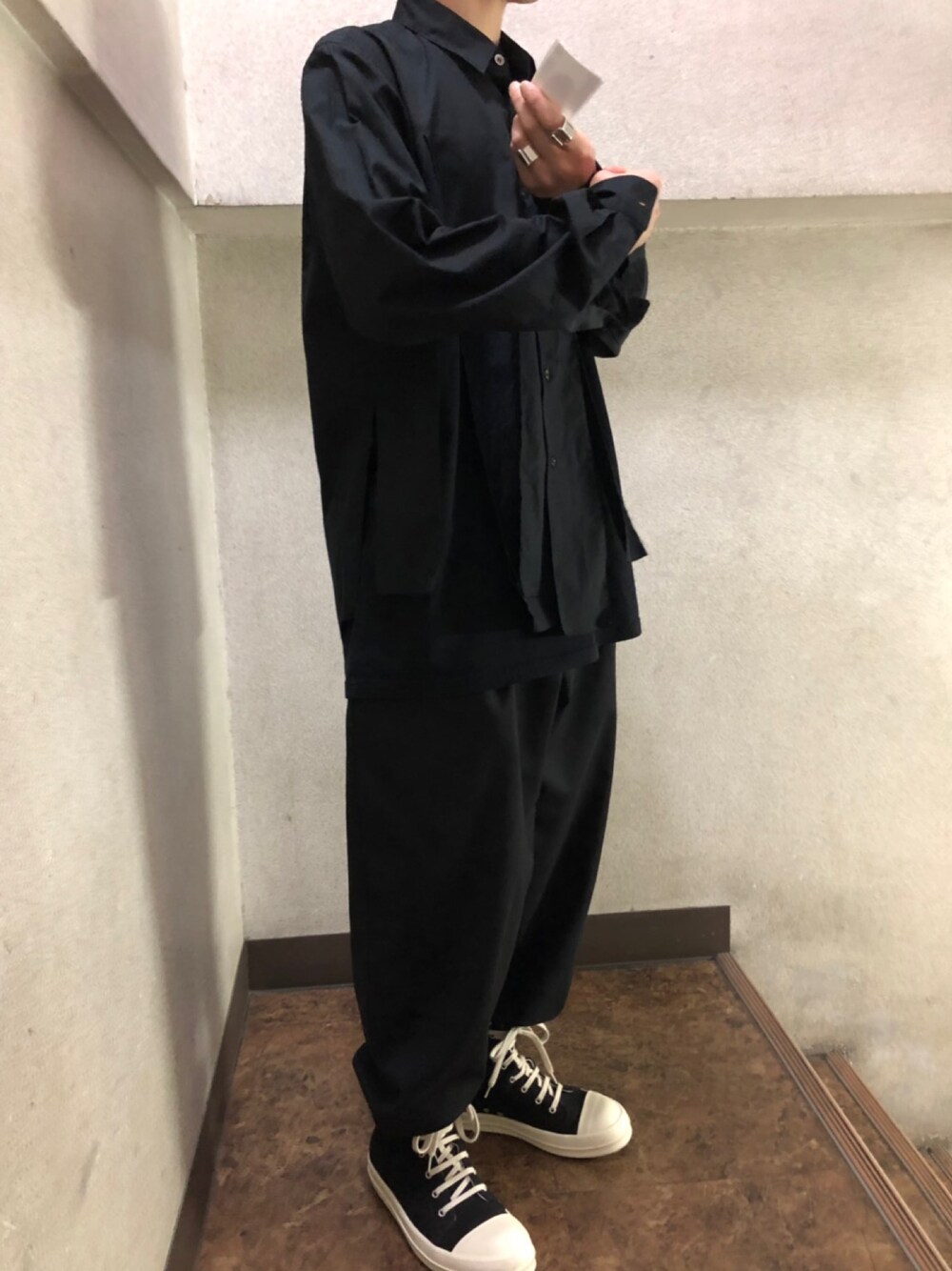 「COMME des GARCONS、Maison Margiela、RICK OWENS、COMME des GARCONS HOMME PLUS」｜「COMME des GARCONSのアイテム（シャツ/ブラウス、ブラック系）」を使った、🦀🦀🦀さん（メンズ・164cm）の春コーディネートの1枚目の写真