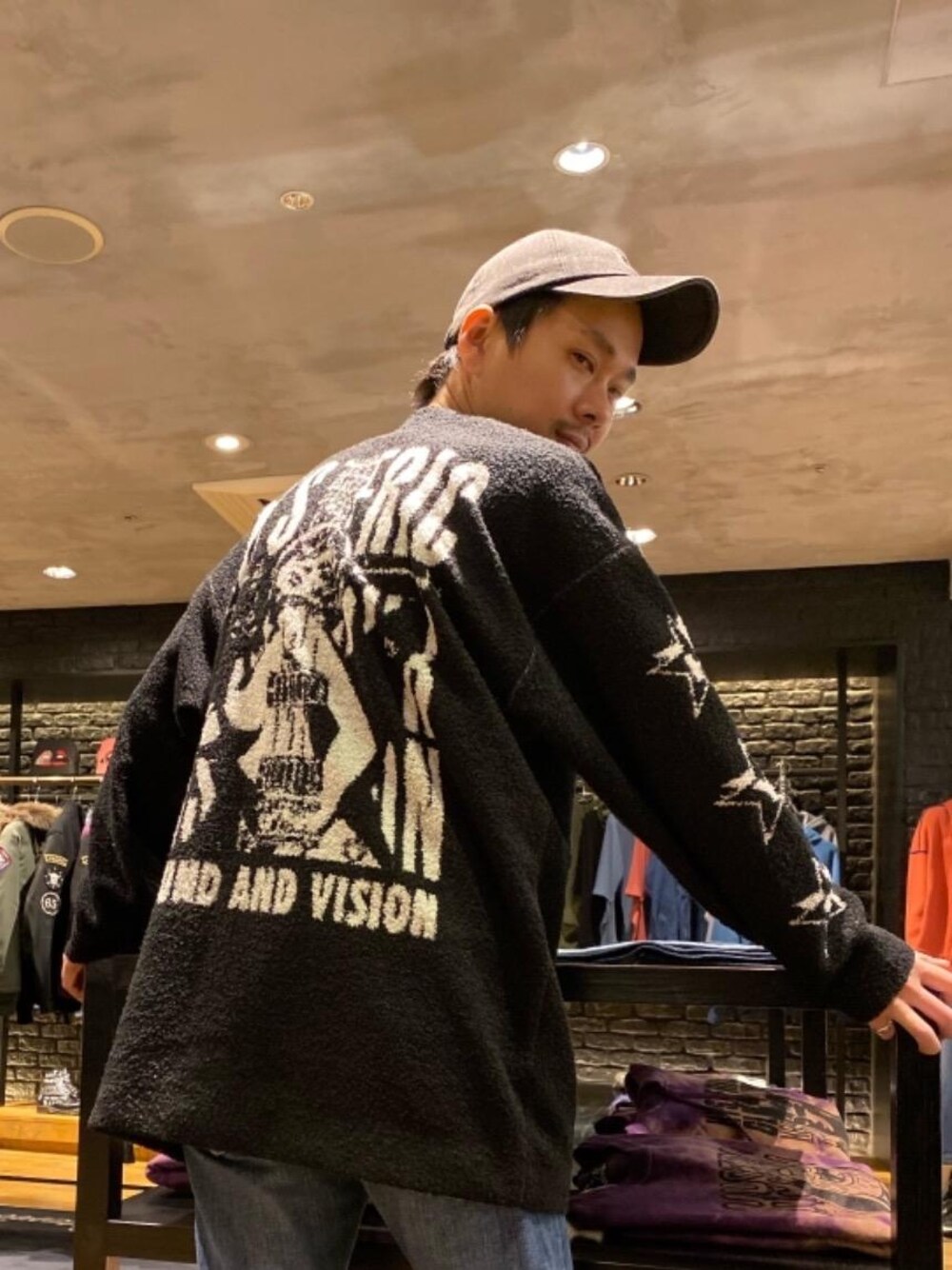 「ビッグシルエット、Hysteric Glamour、春コーデ、ラフコーデ、カジュアルコーデ、ヒステリックグラマー、ストリートコーデ」｜「HYSTERIC GLAMOURのSOUND AND VISIONジャカードジャケット（カーディガン/ボレロ、ブラック系）」を使った、Shuto Kinoshitaさん（レディース・170cm）の冬コーディネートの1枚目の写真
