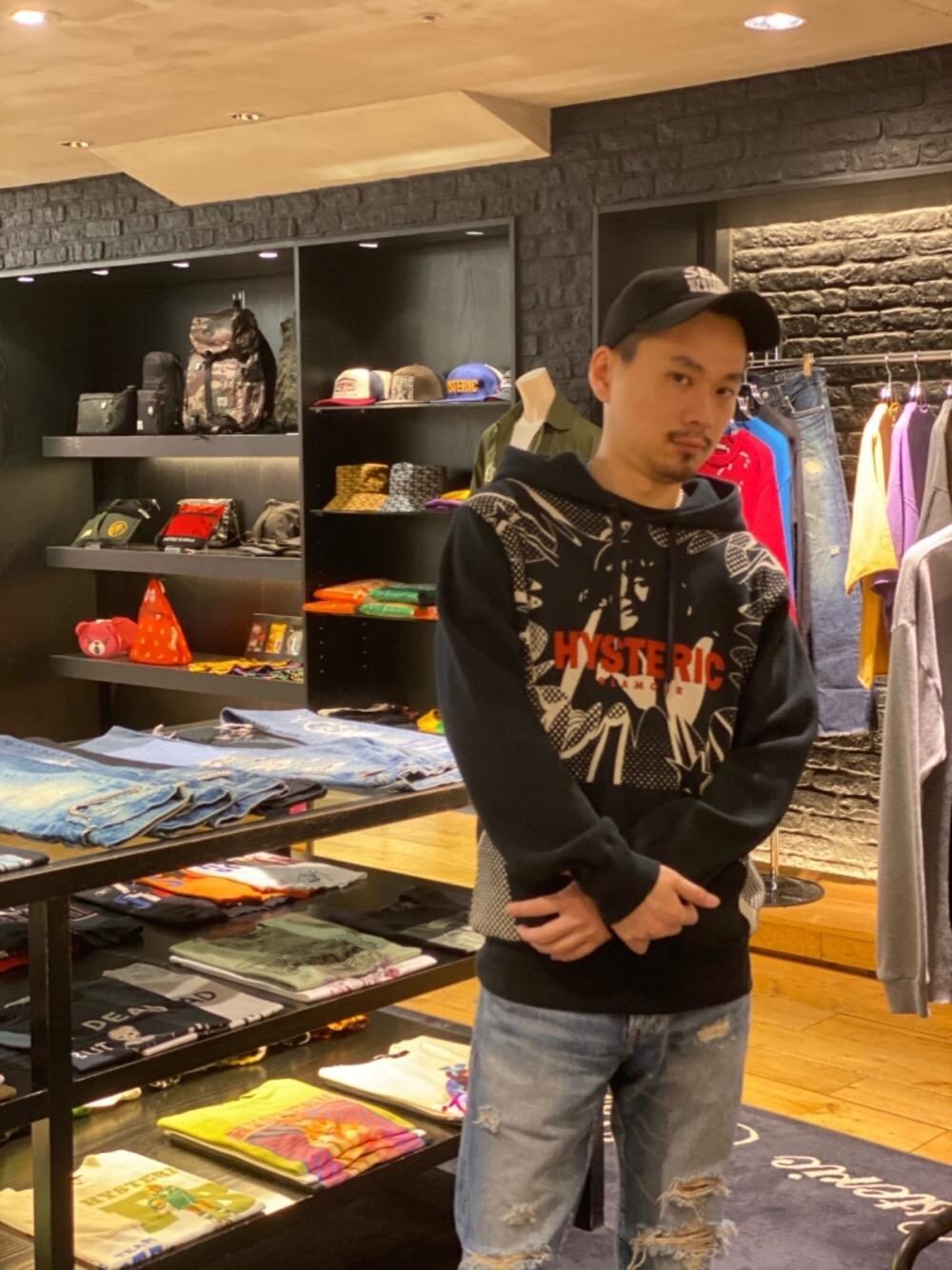 「デニム、パーカー、Hysteric Glamour、春コーデ、ラフコーデ、カジュアルコーデ、ヒステリックグラマー、ストリートコーデ、パンクコーデ」｜「HYSTERIC GLAMOURのスリムストレートデニムパンツ（デニムパンツ、ブルー系）」を使った、Shuto Kinoshitaさん（メンズ・170cm）の冬コーディネートの1枚目の写真