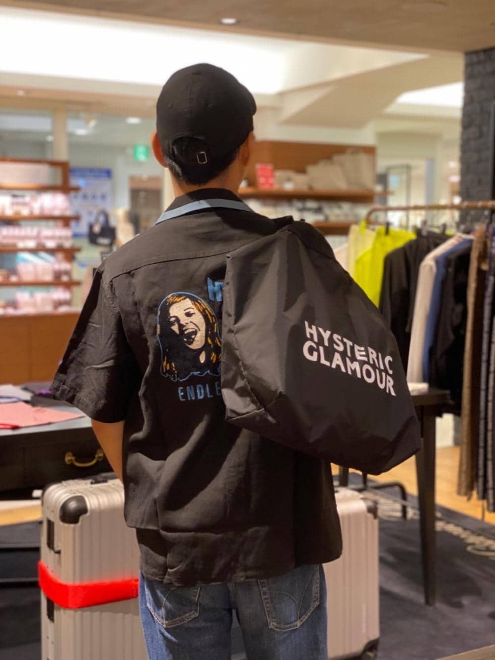 「Hysteric Glamour、シンプルコーデ、ラフコーデ、カジュアルコーデ、ヒステリックグラマー、ストリートコーデ、アメカジコーデ」｜「HYSTERIC GLAMOURのパッカブルエコバッグ（エコバッグ/サブバッグ、ブラック系）」を使った、Shuto Kinoshitaさん（メンズ・170cm）の夏コーディネートの1枚目の写真