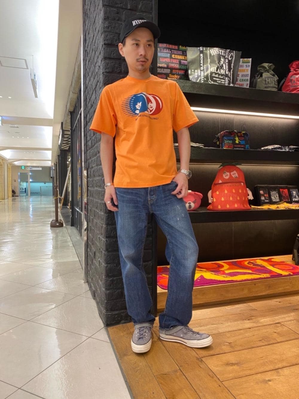 「デニム、Tシャツ、Hysteric Glamour、シンプルコーデ、ラフコーデ、カジュアルコーデ、ヒステリックグラマー、ストリートコーデ、アメカジコーデ」｜「HYSTERIC GLAMOURのUSED加工デニム ミッドライズストレートパンツ（デニムパンツ、ブルー系）」を使った、Shuto Kinoshitaさん（メンズ・170cm）の夏コーディネートの1枚目の写真