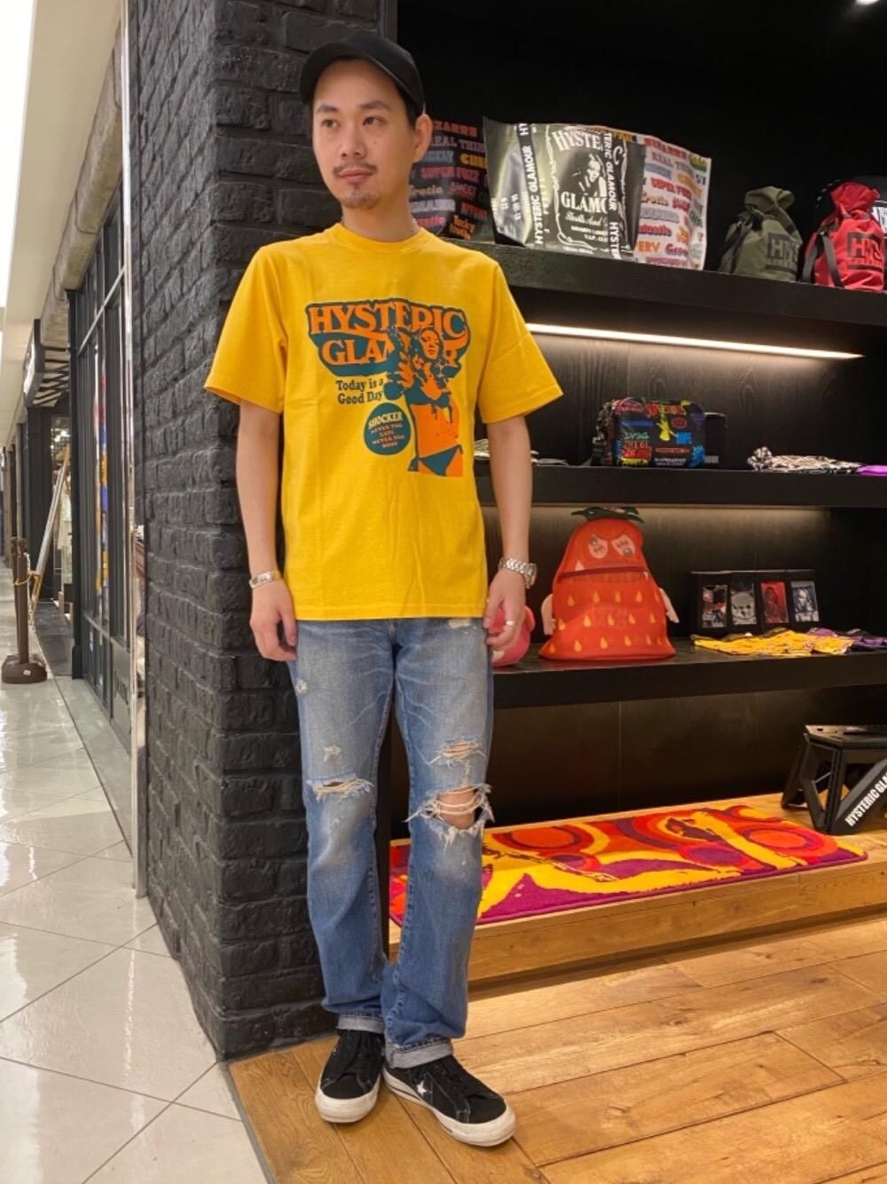 「デニム、Tシャツ、Hysteric Glamour、シンプルコーデ、夏コーデ、ラフコーデ、カジュアルコーデ、ヒステリックグラマー、アメカジコーデ」｜「HYSTERIC GLAMOURのスリムストレートデニムパンツ（デニムパンツ、ブルー系）」を使った、Shuto Kinoshitaさん（メンズ・170cm）の夏コーディネートの1枚目の写真