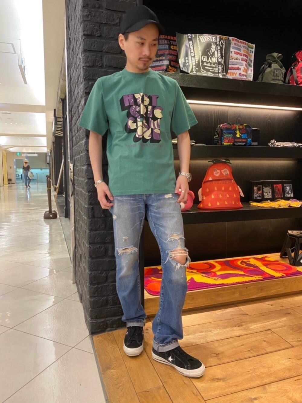 「デニム、Tシャツ、Hysteric Glamour、シンプルコーデ、夏コーデ、ラフコーデ、カジュアルコーデ、ヒステリックグラマー、アメカジコーデ」｜「HYSTERIC GLAMOURのスリムストレートデニムパンツ（デニムパンツ、ブルー系）」を使った、Shuto Kinoshitaさん（メンズ・170cm）の夏コーディネートの1枚目の写真