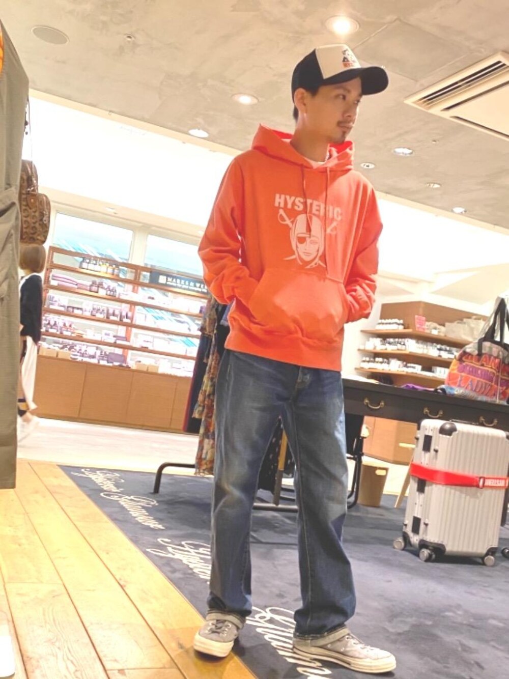 「スウェット、デニム、パーカー、Hysteric Glamour、ラフコーデ、カジュアルコーデ、ヒステリックグラマー、ストリートコーデ、アメカジコーデ」｜「HYSTERIC GLAMOURのPIGMENT DIE パーカー（パーカー、オレンジ系）」を使った、Shuto Kinoshitaさん（メンズ・170cm）の夏コーディネートの1枚目の写真