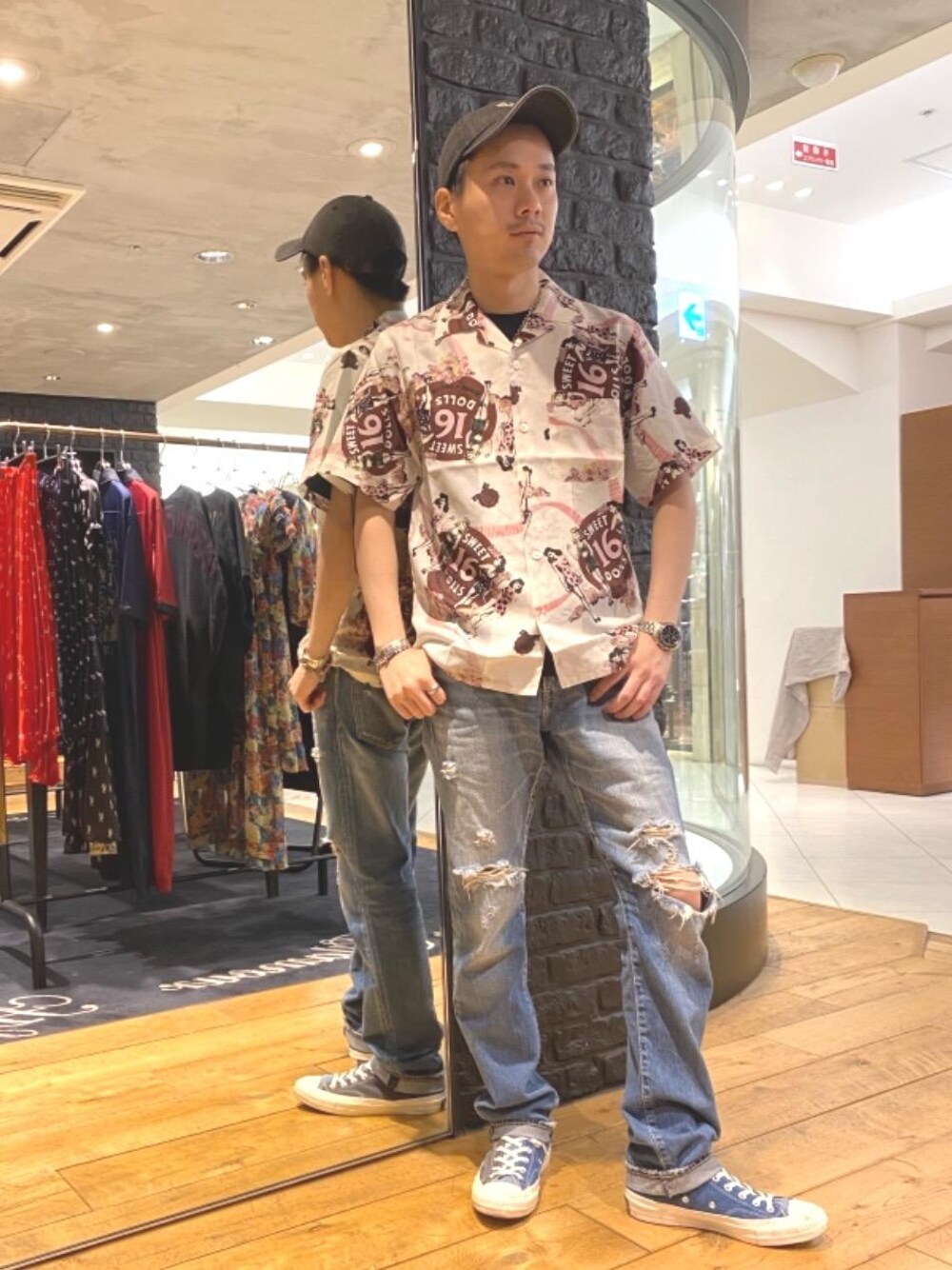 「デニム、総柄、Hysteric Glamour、夏コーデ、ラフコーデ、カジュアルコーデ、半袖シャツ、ヒステリックグラマー、ロックコーデ」｜「HYSTERIC GLAMOURのスリムストレートデニムパンツ（デニムパンツ、ブルー系）」を使った、Shuto Kinoshitaさん（メンズ・170cm）の夏コーディネートの1枚目の写真
