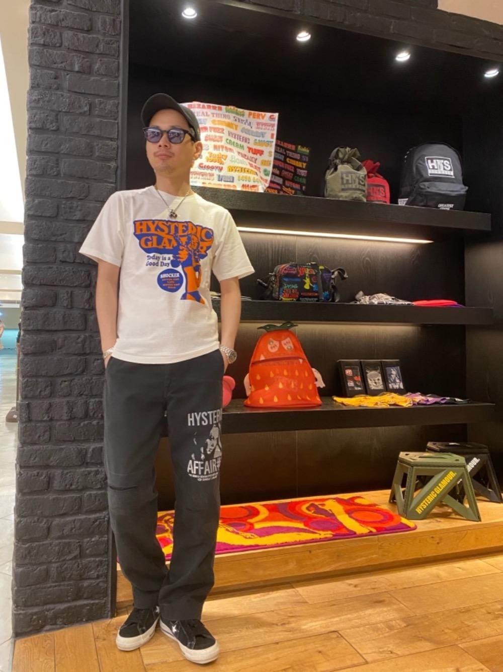 「Tシャツ、Hysteric Glamour、夏コーデ、ラフコーデ、カジュアルコーデ、ヒステリックグラマー、ストリートコーデ、アメカジコーデ」｜「HYSTERIC GLAMOURのvoidoid（サングラス、ブラック系）」を使った、Shuto Kinoshitaさん（メンズ・170cm）の夏コーディネートの1枚目の写真