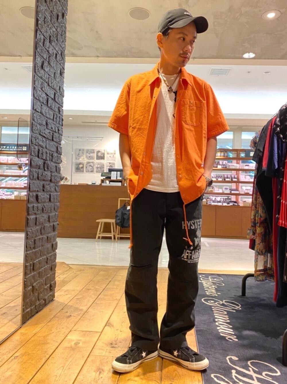 「ビッグシルエット、Hysteric Glamour、シンプルコーデ、夏コーデ、ラフコーデ、カジュアルコーデ、半袖シャツ、ヒステリックグラマー、ストリートコーデ、アメカジコーデ」｜「HYSTERIC GLAMOURのHYSTERIC AFFAIR リメイクチノパンツ（チノパンツ、ブラック系）」を使った、Shuto Kinoshitaさん（メンズ・170cm）の夏コーディネートの1枚目の写真
