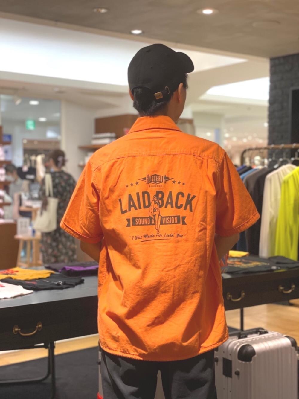 「ビッグシルエット、Hysteric Glamour、シンプルコーデ、夏コーデ、ラフコーデ、カジュアルコーデ、半袖シャツ、ヒステリックグラマー、ストリートコーデ、アメカジコーデ」｜「HYSTERIC GLAMOURのLAID BACK エンジニアシャツ（シャツ/ブラウス、オレンジ系）」を使った、Shuto Kinoshitaさん（メンズ・170cm）の夏コーディネートの1枚目の写真