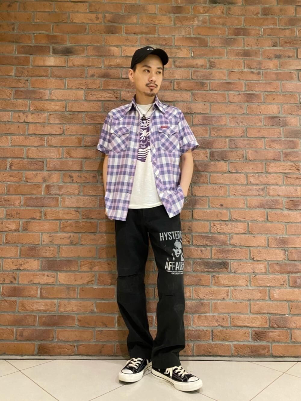 「Tシャツ、Hysteric Glamour、夏コーデ、ラフコーデ、カジュアルコーデ、半袖シャツ、ヒステリックグラマー、アメカジコーデ」｜「HYSTERIC GLAMOURのHYSTERIC AFFAIR リメイクチノパンツ（チノパンツ、ブラック系）」を使った、Shuto Kinoshitaさん（メンズ・170cm）の夏コーディネートの1枚目の写真