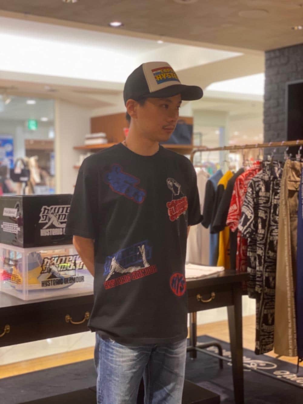 「Tシャツ、Hysteric Glamour、夏コーデ、ラフコーデ、カジュアルコーデ、ヒステリックグラマー、アメカジコーデ」｜「HYSTERIC GLAMOURのSP加工デニム スリムストレートPT（デニムパンツ、ブルー系）」を使った、Shuto Kinoshitaさん（メンズ・170cm）の夏コーディネートの1枚目の写真