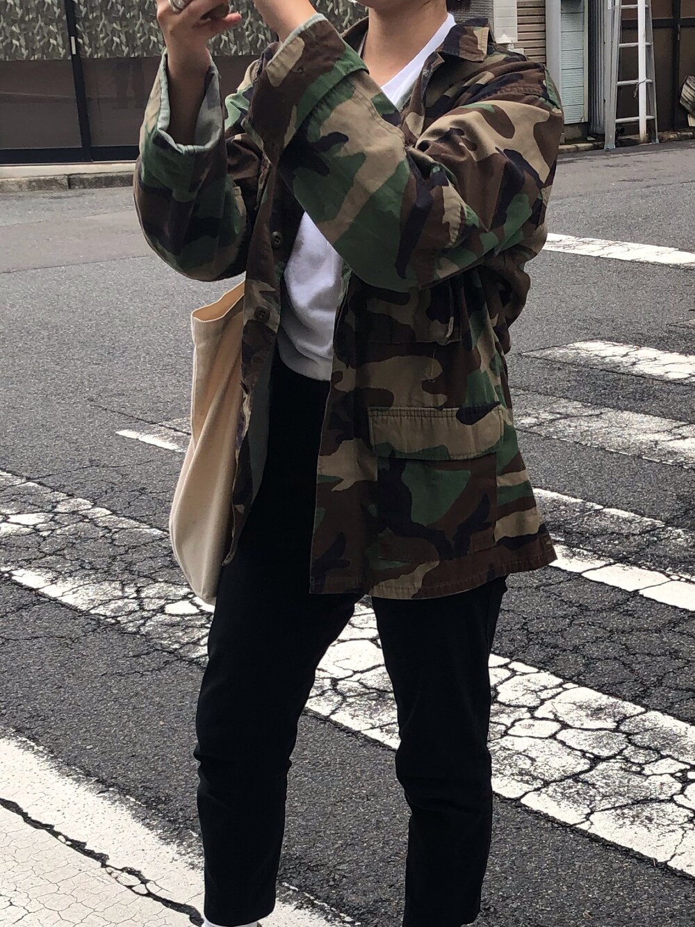 「カジュアル、パンツスタイル、オトナカジュアル、おしゃれさんと繋がりたい、プチプラ、スニーカー、ミリタリー、軍モノ、古着、オトナ女子」｜「UNIQLOのクルーネックT（半袖）（Tシャツ/カットソー、ホワイト系）」を使った、ことりさん（レディース・156cm）の夏コーディネートの1枚目の写真